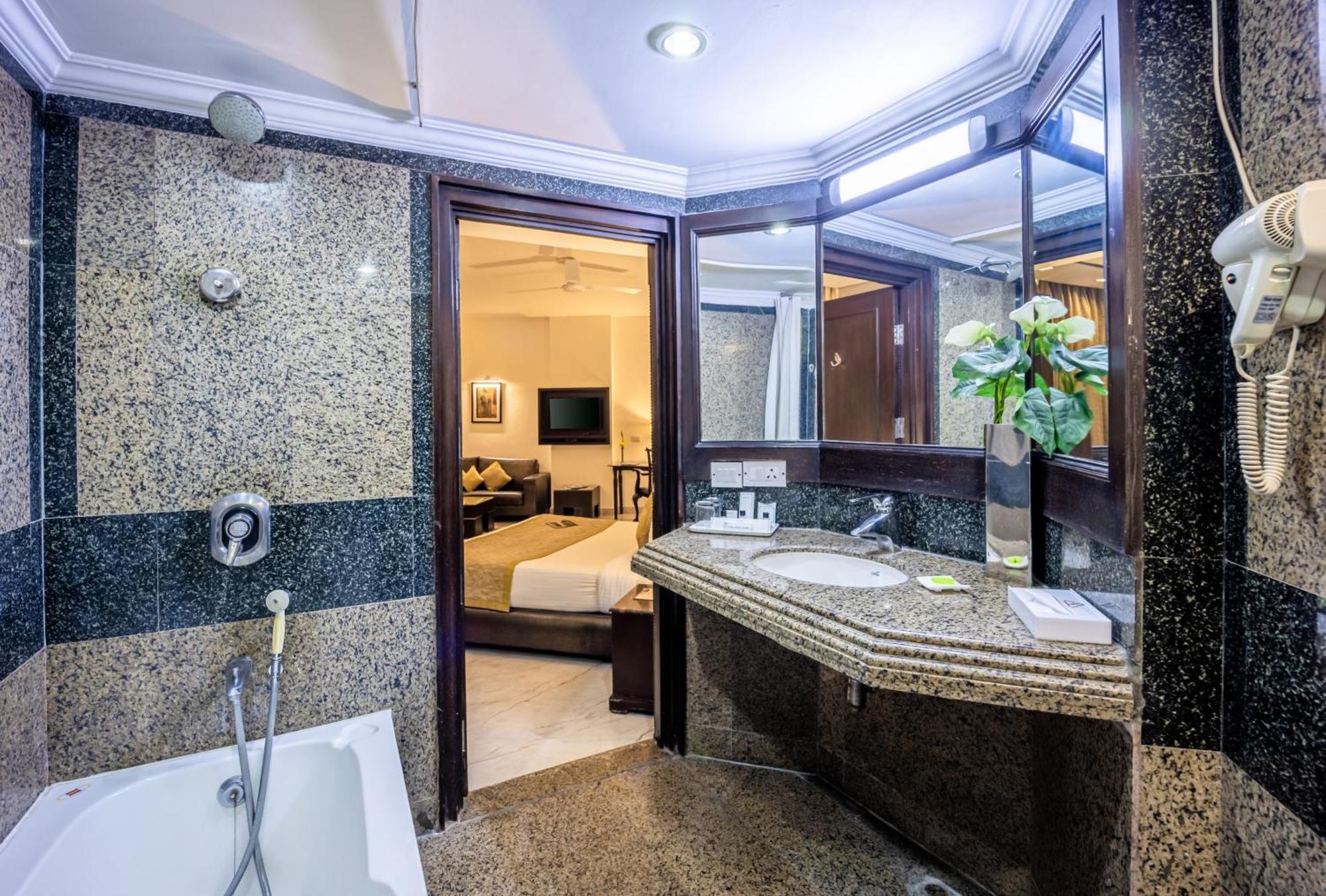 Hotel Shanti Palace Mahipalpur Neu-Delhi Exterior foto